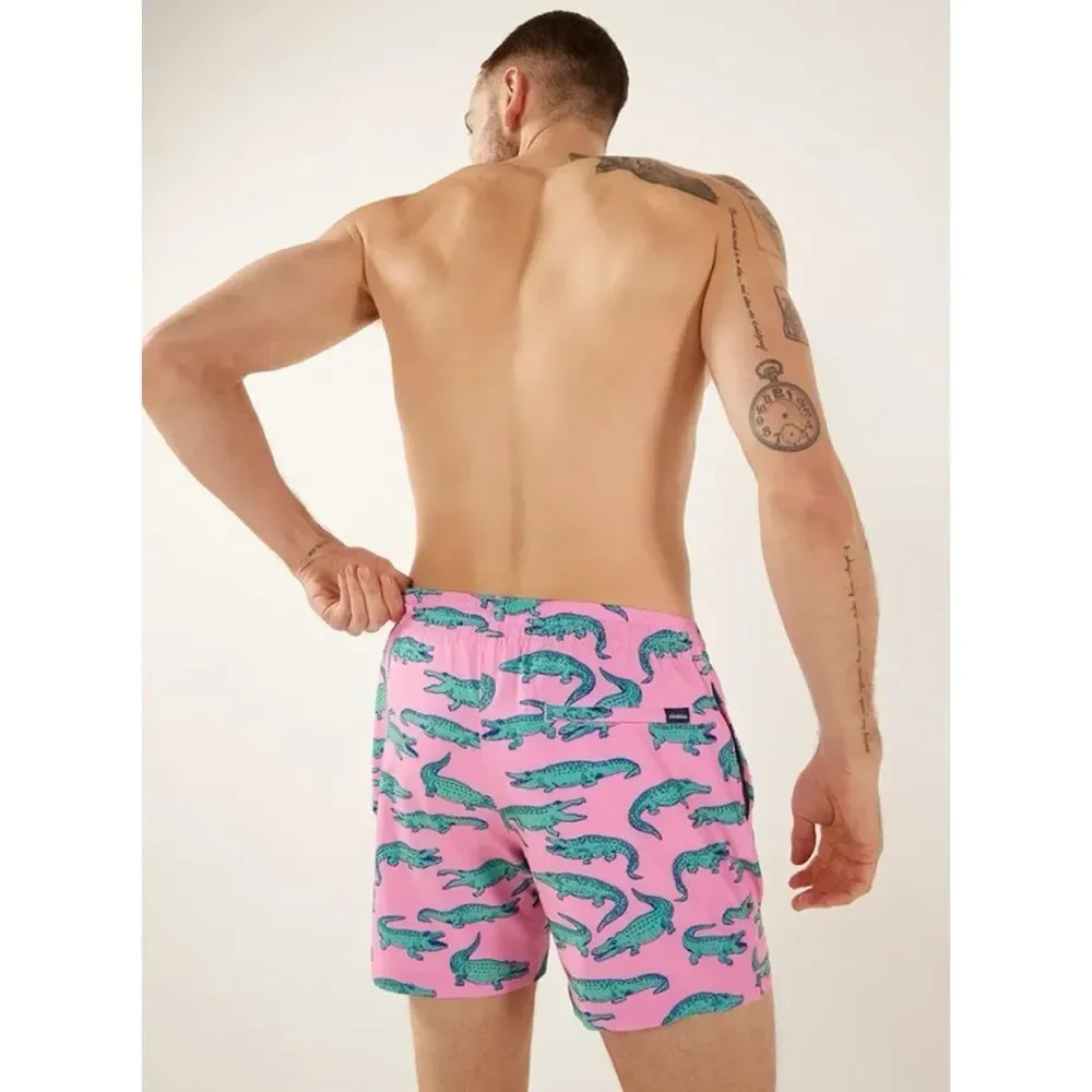 Chubbies The Glades Classic Swim Trunk 5.5” in Pink Alligator Size L